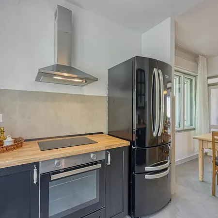 Enolabee Harbour View - Happy